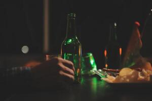 Feier Nacht, gießen Whiskey in ein Glas. geben zu freunde Wer Kommen Sie zu feiern foto