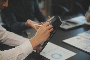 Zusammenarbeit von Geschäftsteams, Diskussion der Arbeit, Analyse mit Finanzdaten und Marketing-Wachstumsberichtsgrafik im Team, Präsentation und Brainstorming zur Strategieplanung, um vom Unternehmen zu profitieren. foto