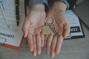 echt Nachlass Agent und Kunde Unterzeichnung Vertrag zu Kaufen Haus, Versicherung oder Darlehen echt Immobilien.Miete ein Haus,bekommen Versicherung oder Darlehen echt Nachlass oder Eigentum. foto