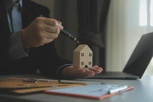 echt Nachlass Agent und Kunde Unterzeichnung Vertrag zu Kaufen Haus, Versicherung oder Darlehen echt Immobilien.Miete ein Haus,bekommen Versicherung oder Darlehen echt Nachlass oder Eigentum. foto