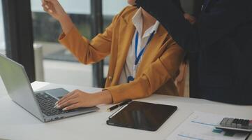 Zusammenarbeit mit Geschäft Menschen Analyse Kosten Graph auf das Schreibtisch im das Treffen Zimmer. das Geschäft Mannschaft besprochen Treffen und Einweisung Strategien. Verhandlung, Analyse, Diskussion foto