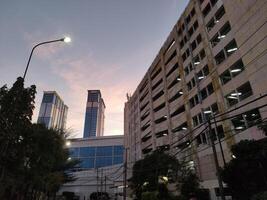 Surabaya, Indonesien, August 15, 2023 - - Wohnung Gebäude beim Galaxis Einkaufszentrum surabaya mit schön Wolke Himmel im das Hintergrund foto