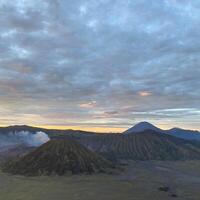 Sonnenaufgang Aussicht von das Gipfel von montieren Brom, Osten Java, Indonesien foto