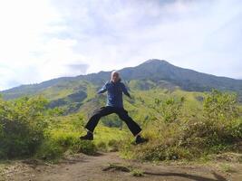 mojokerto, Indonesien, 04 nov 2020 - - ein Mann springt beim das montieren pundak ruhen Ort, mojokerto foto