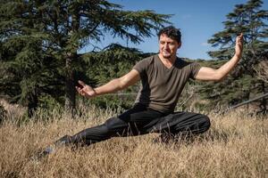 reifen Mann üben Kung fu im das natürlich Park. foto