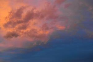 schön szenisch Blau Orange Wolkenlandschaft düster wolkig Himmel Hintergrund foto