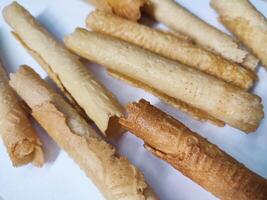 kue semprong oder asiatisch Ei rollen. diese ist ein traditionell indonesisch Wafer oder kuih Snack isoliert auf ein Weiß Hintergrund foto