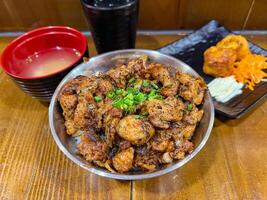 japanisch Essen namens Tori Don oder Hähnchen Reis Schüssel oder Teriyaki Hähnchen Don serviert mit Miso Suppe und gebraten Ei rollen foto