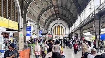 Jakarta Zug Bahnhof Innere Sicht. Indonesien Öffentlichkeit Transport. bekasi, Indonesien, kann 1, 2024 foto