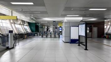 lrt Jakarta Zug Bahnhof Innere Sicht. Indonesien Öffentlichkeit Transport. bekasi, Indonesien, April 22, 2024 foto