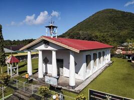 Antenne Aussicht von alt Kirche namens holländische Kerk war gebaut im das 1600er Jahre, Banda Naira. Molukken, Indonesien, April 13, 2024 foto