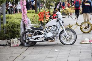 alt Stil Motorrad beim alt Stadt. Jakarta, Indonesien, kann 1, 2024 foto