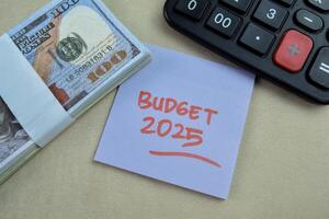 Konzept von Budget 2025 schreiben auf klebrig Anmerkungen isoliert auf hölzern Tisch. foto