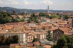 Verona Italien 09 03 2023. rot gefliest Dächer im das Stadt von Verona. foto