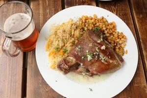 Tabelle im ein Restaurant mit ein Vielfalt von Snacks und Lebensmittel. foto