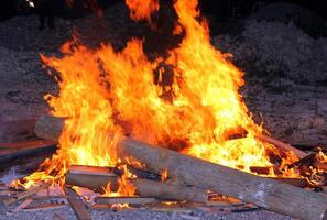 ein Feuer Das brennt alles Das brennt. foto