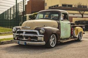 Vicenza Italien 19 März 2024 ein robust Chevrolet 3100 abholen im unverwechselbar Ratte Stange Stil Nässen cool Rebellion foto