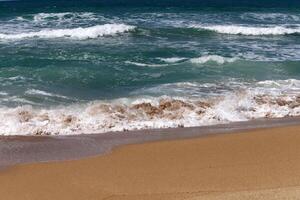 sandig Strand auf das Ufer von das Mittelmeer Meer im Nord Israel. foto