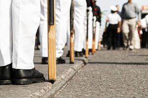 Gruppe von Marinesoldaten tragen Militär- Stiefel im ein patriotisch Parade. foto