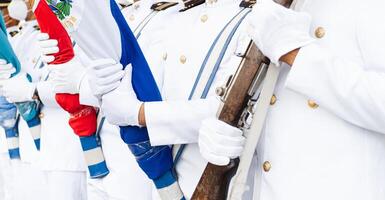 Gruppe von Hände mit Handschuhe halten Flaggen. foto