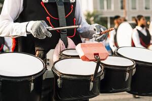 Hände von ein Person spielen im ein marschieren Band. foto