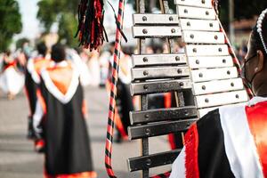 Unbekannt Frau spielen ein Glocke im das Parade. foto