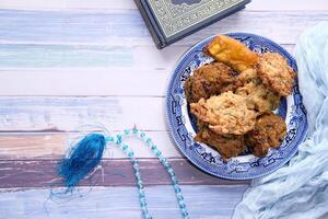 hoch Winkel Aussicht von Ramadan Essen im ein Teller foto