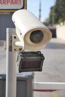 städtisch Sicherheit Kamera Platzierungen in der Nähe von Fahrzeuge gefangen im Aufnahmen foto