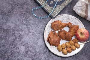 hoch Winkel Aussicht von Ramadan Essen im ein Teller foto