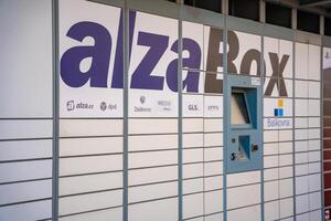 Prag, Tschechisch Republik - - April 12, 2024. alza Box ist Kisten zum selbst pflücken oben Waren. Paket Box Logistik Stehen draußen zum Kunden, Lieferung Box von alza Verkauf Unternehmen E-Shop im Prag, foto