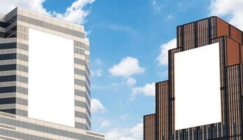 zwei draussen Vertikale Plakatwand auf Gebäude mit Blau Himmel Hintergrund foto