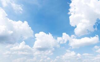 blauer Himmel mit Wolkenhintergrund foto