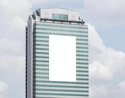 spotten oben Weiß Vertikale groß LED Anzeige Plakatwand auf Turm Gebäude mit Blau Himmel Hintergrund .Ausschnitt Pfad zum Attrappe, Lehrmodell, Simulation foto
