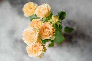 schöne frische Blumen in einer Vase und süß auf einem Teller foto