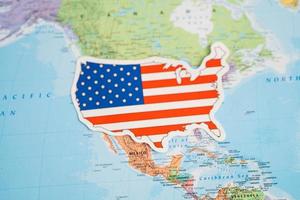 Bangkok, Thailand - 20. September 2021 USA-Amerika-Flagge auf Weltkartenhintergrund. Flagge auf Weltkartenhintergrund. foto