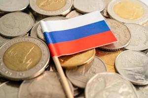 Stapel Münzen mit Russland-Flagge auf weißem Hintergrund. foto