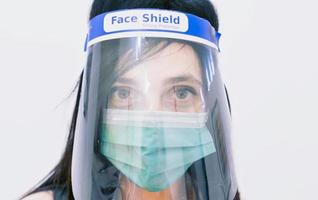 junge Krankenschwester mit Gesichtsschutz foto