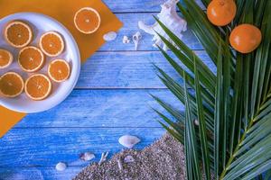 Strand-Outfit-Accessoires auf hellblauem Hintergrund - Sommerferien-Banner, Strandtourismus-Konzept. Sommerkonzept, Reisenatur, Reiseentspannung, Strandsommer, Reisestrand, Texttabelle schreiben. foto