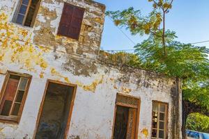 alte verlassene kaputte und schmutzige häuser gebäude rhodos griechenland. foto