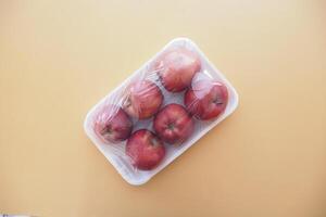 Äpfel eingewickelt im transparent Plastik. foto
