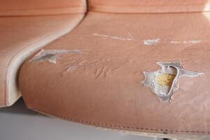 Beschädigung Leder mit ein geknackt Textur auf ein Sofa . foto