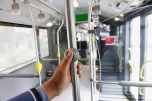 Nahansicht von Bus Glocke Schalter zum halt Innerhalb das Öffentlichkeit Bus foto