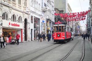 Truthahn Istanbul 12 kann 2023. nostalgisch rot Straßenbahn im Taksim Quadrat.. foto