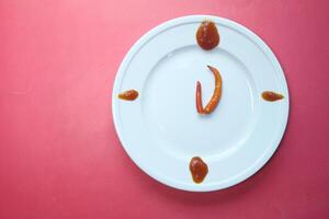 das Konzept von gesund Essen Uhr auf ein Platte. foto
