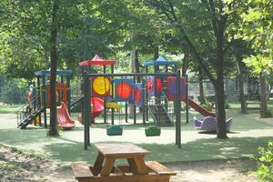 leeren bunt Spielplatz beim lokal Park foto