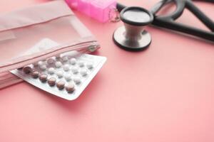 Geburt Steuerung Tabletten auf Rosa Hintergrund , hoch Winkel Aussicht foto
