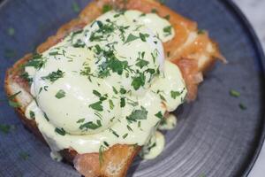 Eier Benedikt mit Schinken auf ein Platte. köstlich Frühstück. foto