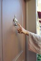 Frauen Hand klopfen das Tür foto