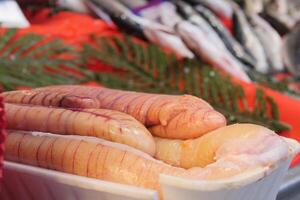 Seher Fisch Ei roh Verkauf beim Fisch Markt foto