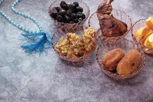 hoch Winkel Aussicht von Ramadan Essen im ein Teller foto